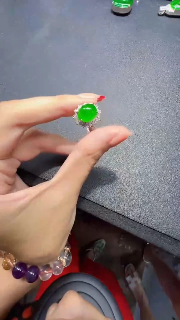 未镶嵌定制翡翠翡翠A货有轻微色差属于正常现象，蛋面多样性发货1
