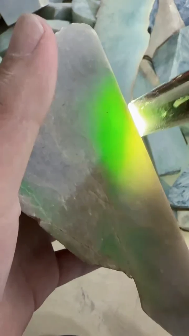 颈饰未镶嵌翡翠像**月265