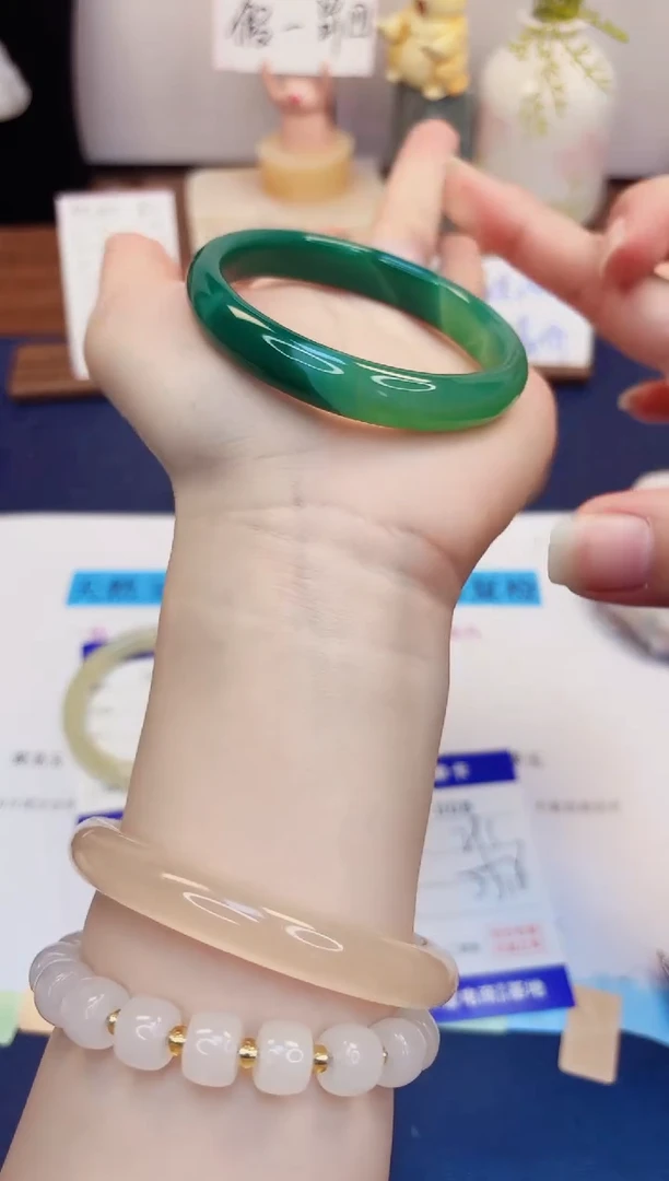 【闪购商品】石英质玉手镯未镶嵌8-玛瑙-圈口54