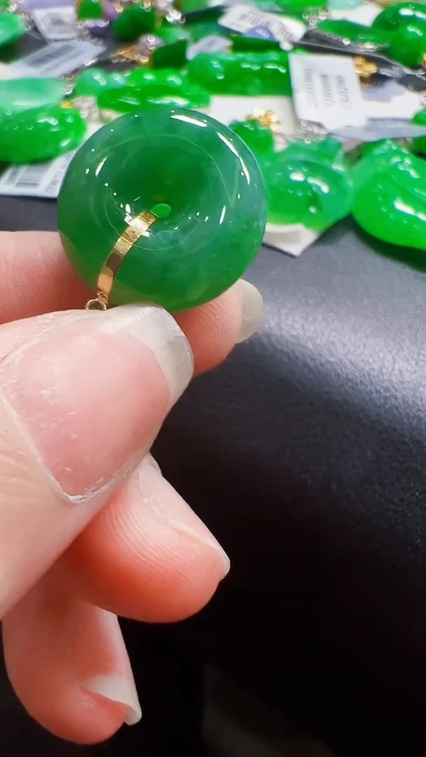 颈饰18K金镶嵌翡翠扣