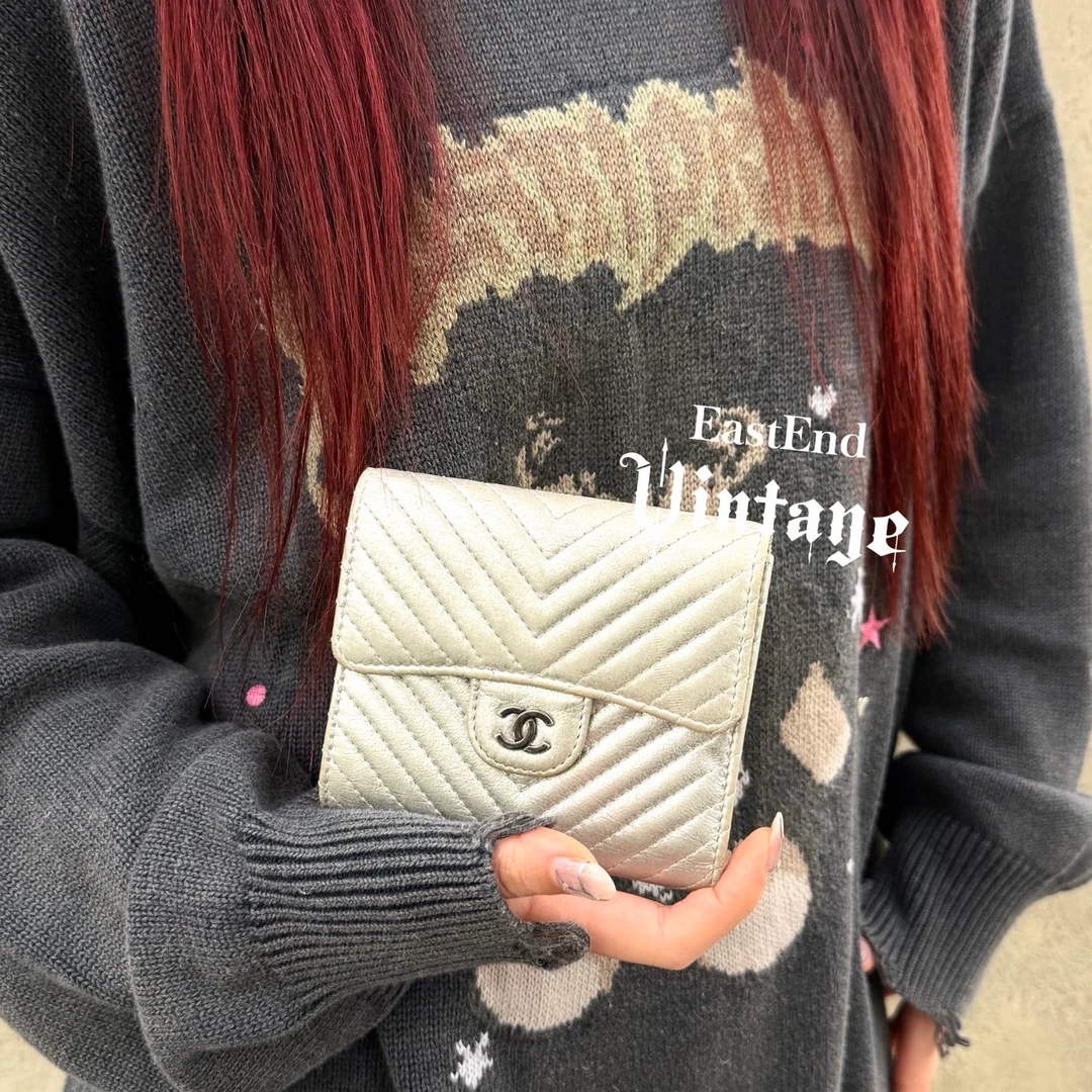 95新 Prada/普拉达 東区-银色v纹三折cf钱包卡包/79999