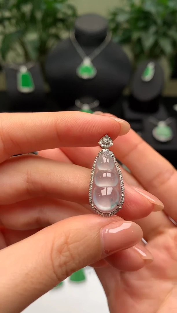 颈饰18K金镶嵌翡翠福豆