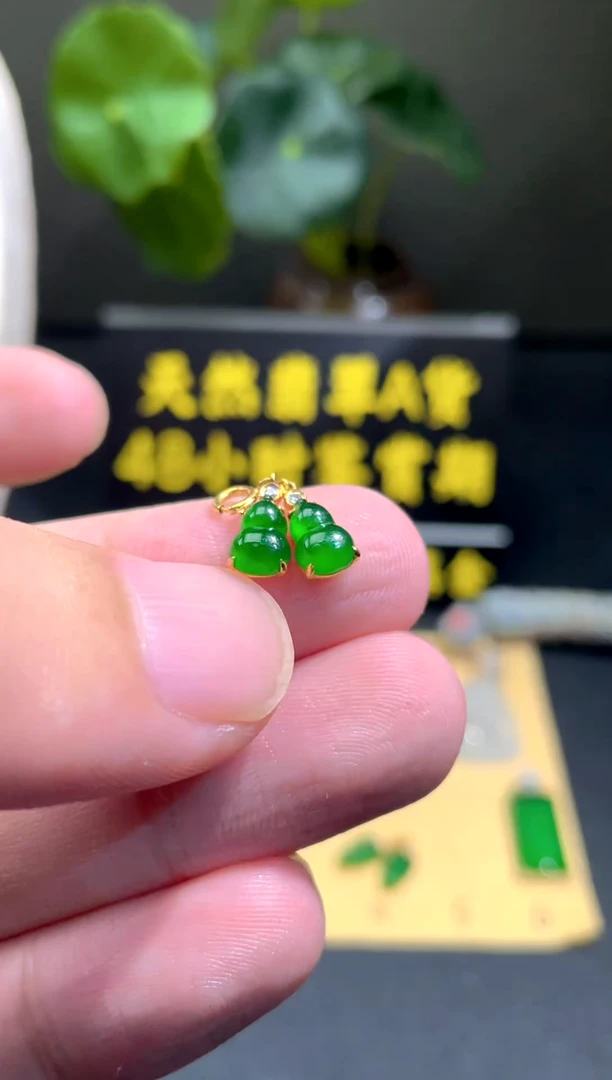 颈饰18K金镶嵌翡翠翡翠A货