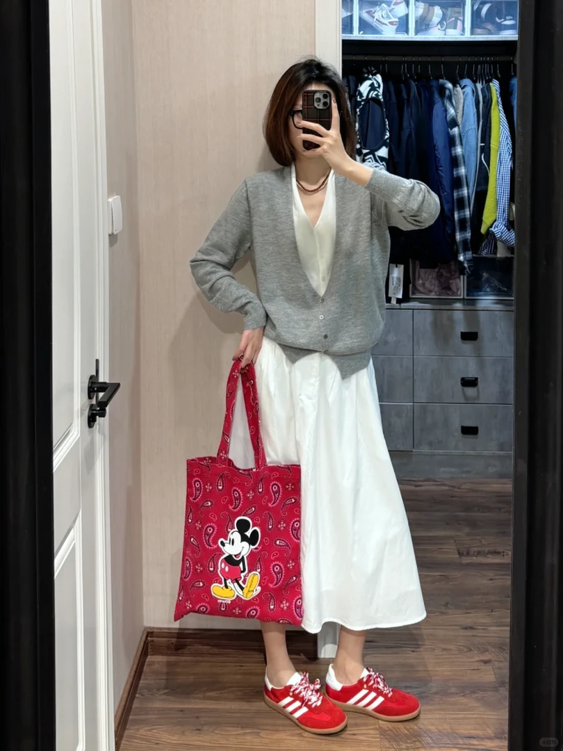 2025秋季新款韩系穿搭慵懒风假两件V领上衣女白色半身裙两件套女