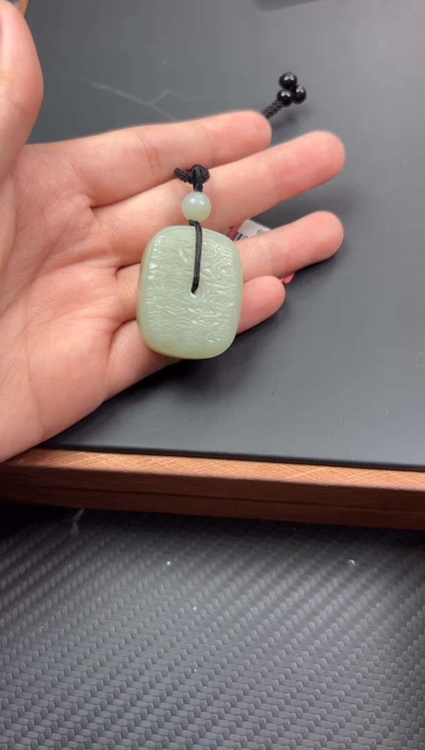 【闪购商品】和田玉吊坠(赠链)未镶嵌且末微色差迪克兰吊坠