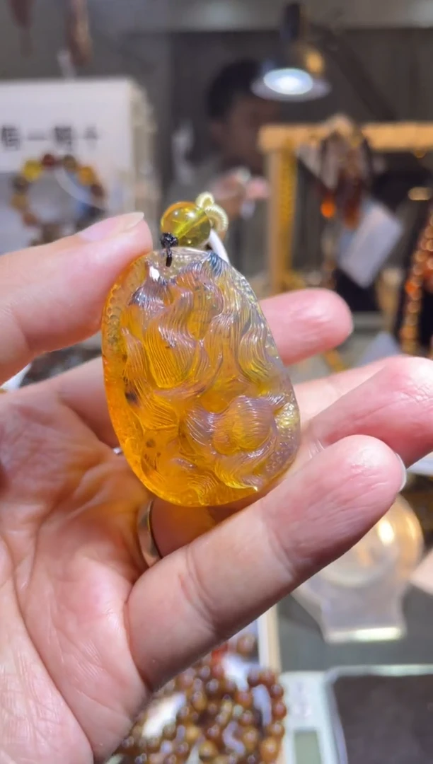 裸石琥珀未镶嵌九尾狐 金珀 18克