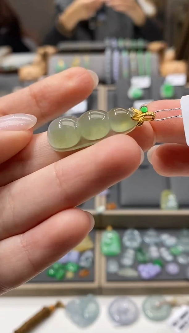 颈饰18K金镶嵌翡翠豆子