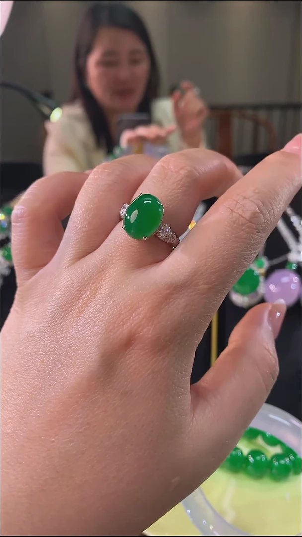 18K金镶嵌戒指翡翠戒指