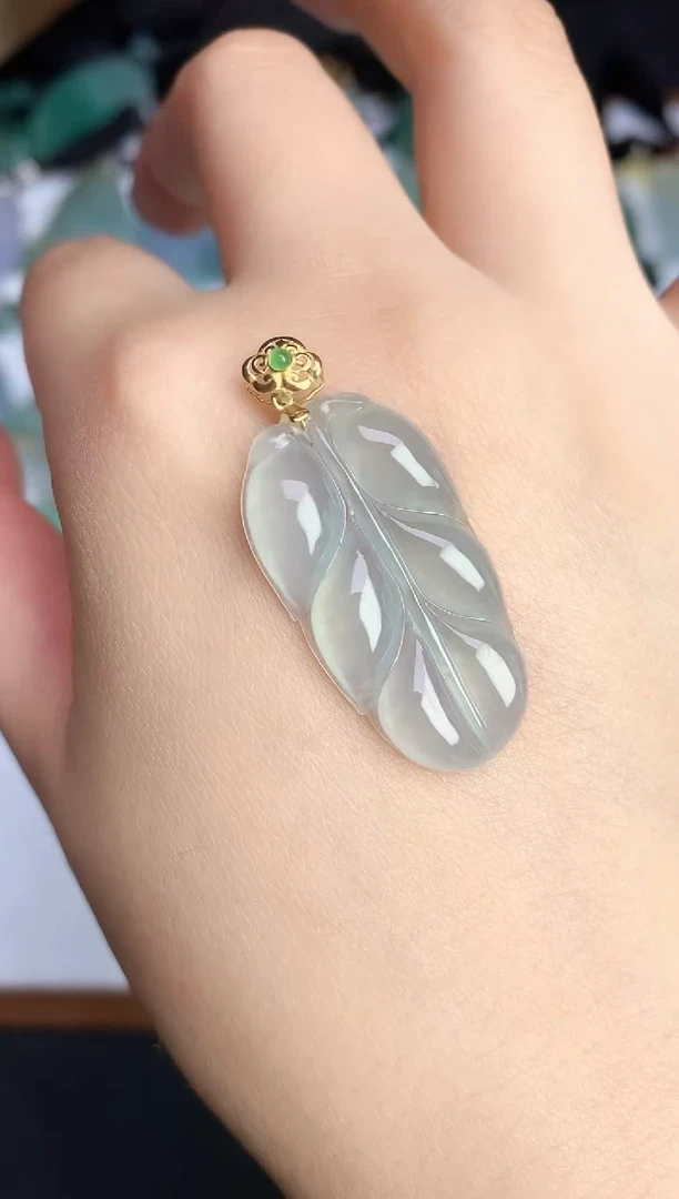 颈饰18K金镶嵌翡翠25110801