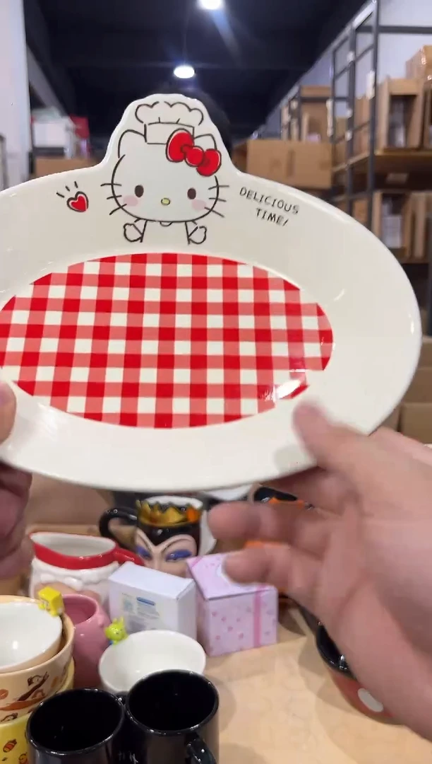 瓷片原盒kt猫红格子餐盘微瑕介意勿拍