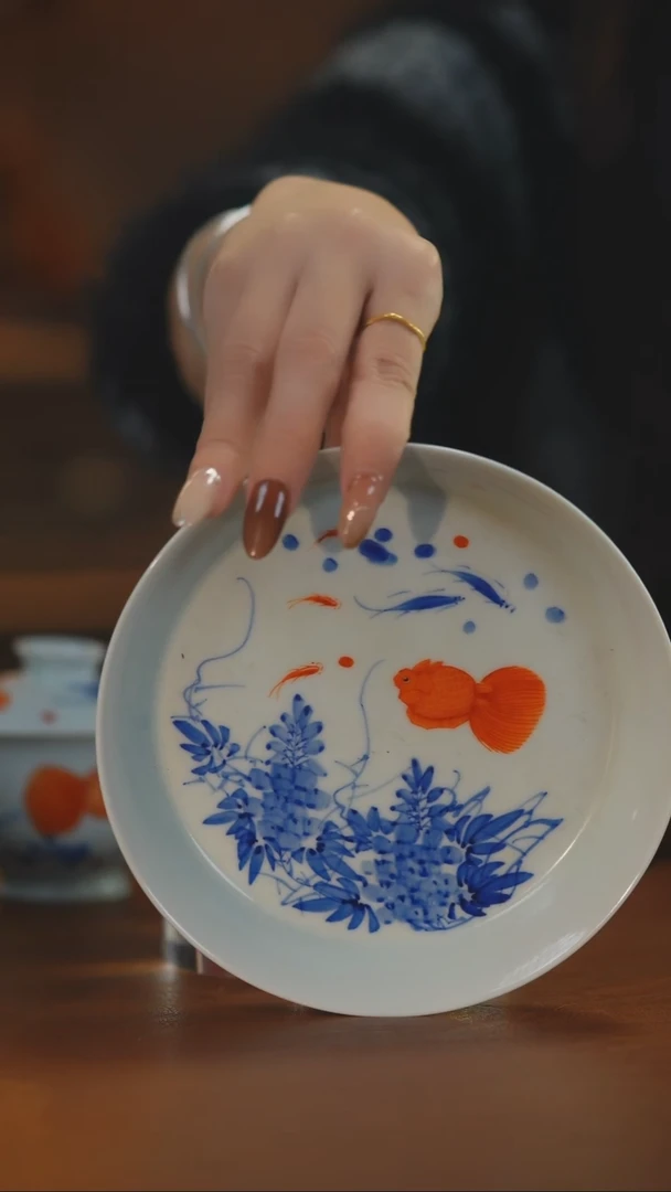 立勤堂青花矾红嘟嘟鱼壶承