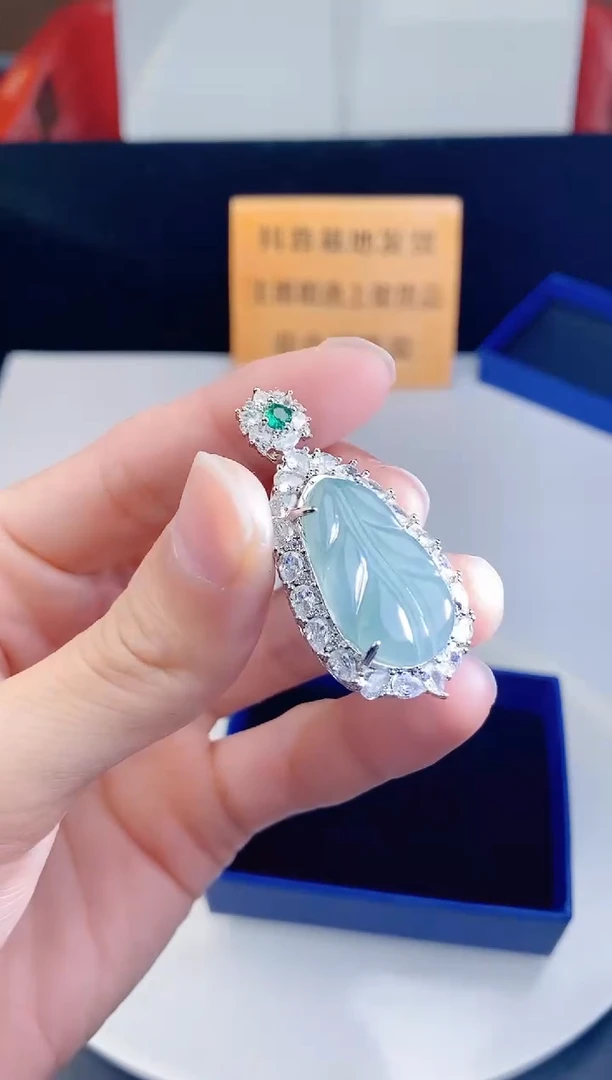 颈饰未镶嵌翡翠