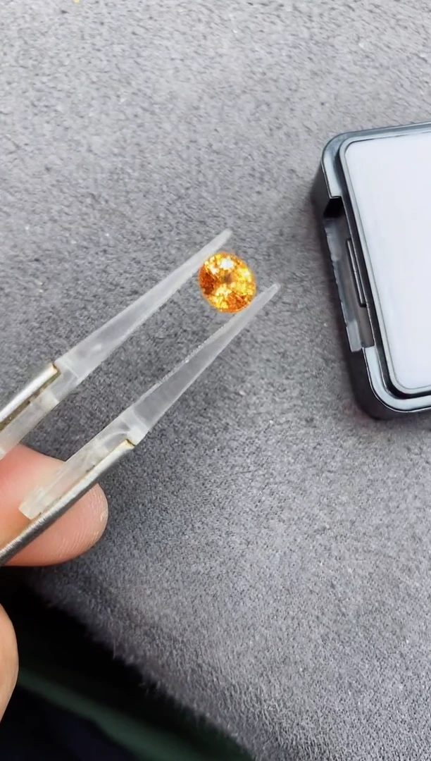 未镶嵌裸石石榴石（芬达石）1.5ct