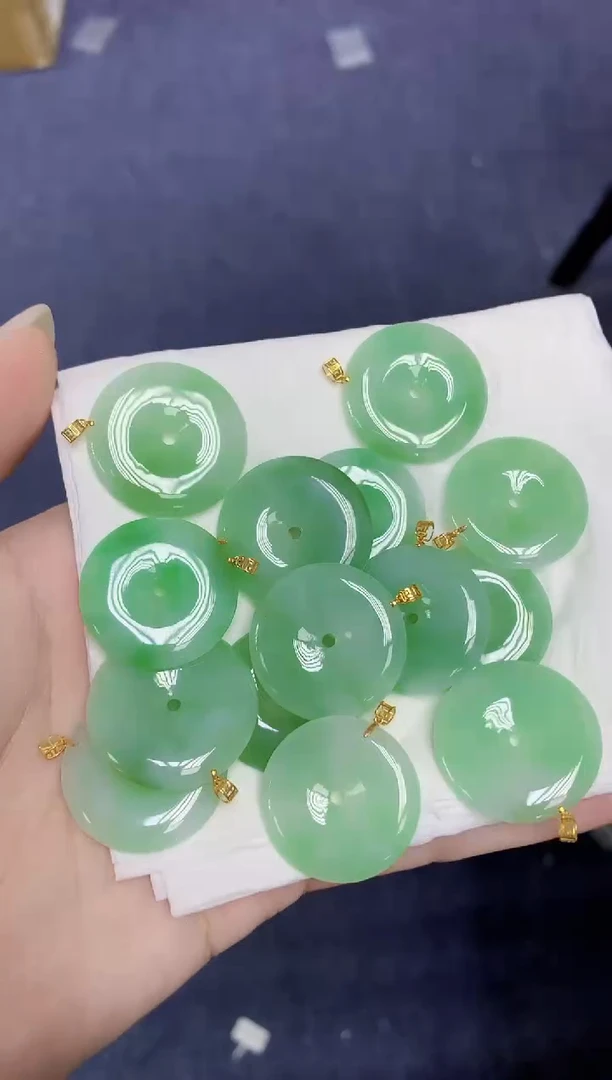 翡翠18K金镶嵌颈饰天然缅甸翡翠A货多样性发其一