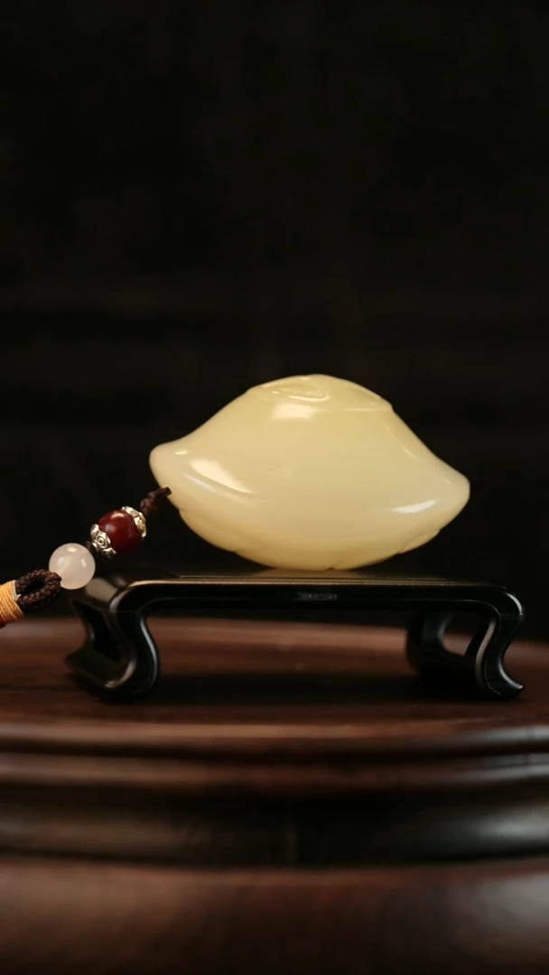 云南石竹叶青雕刻：元宝富甲天下