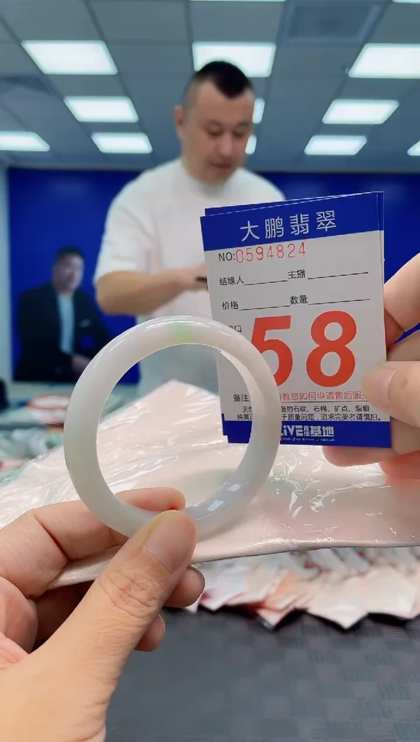 翡翠手镯未镶嵌AAAAAAAA