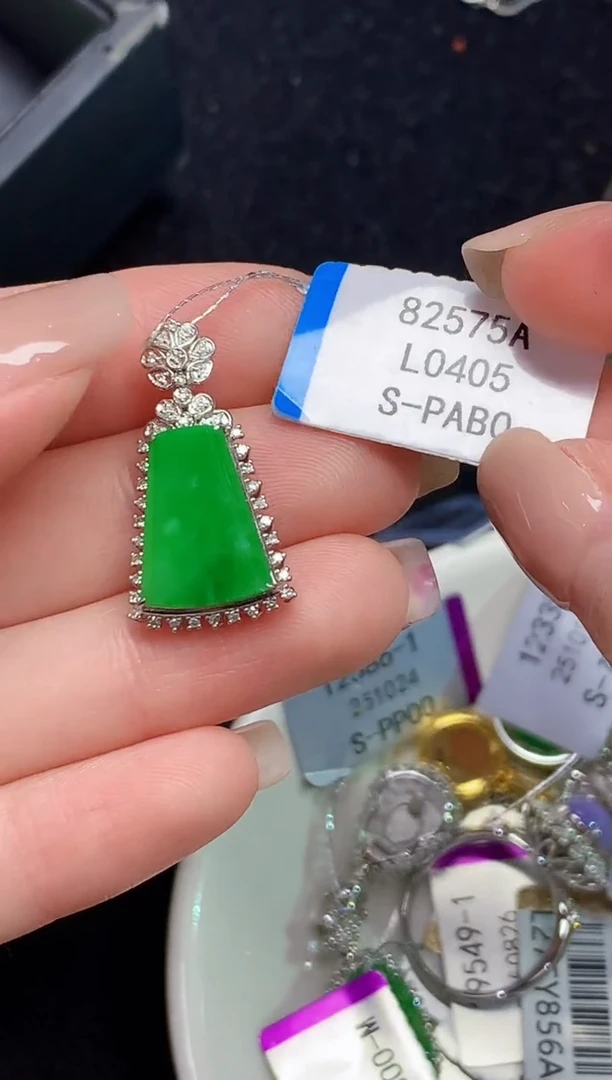 吊坠(不含链)18K金镶嵌翡翠多样性发其一