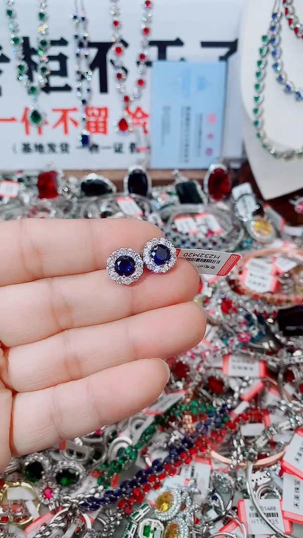 耳饰蓝宝石未镶嵌