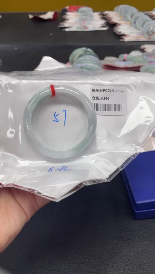 翡翠手镯未镶嵌翡翠手镯