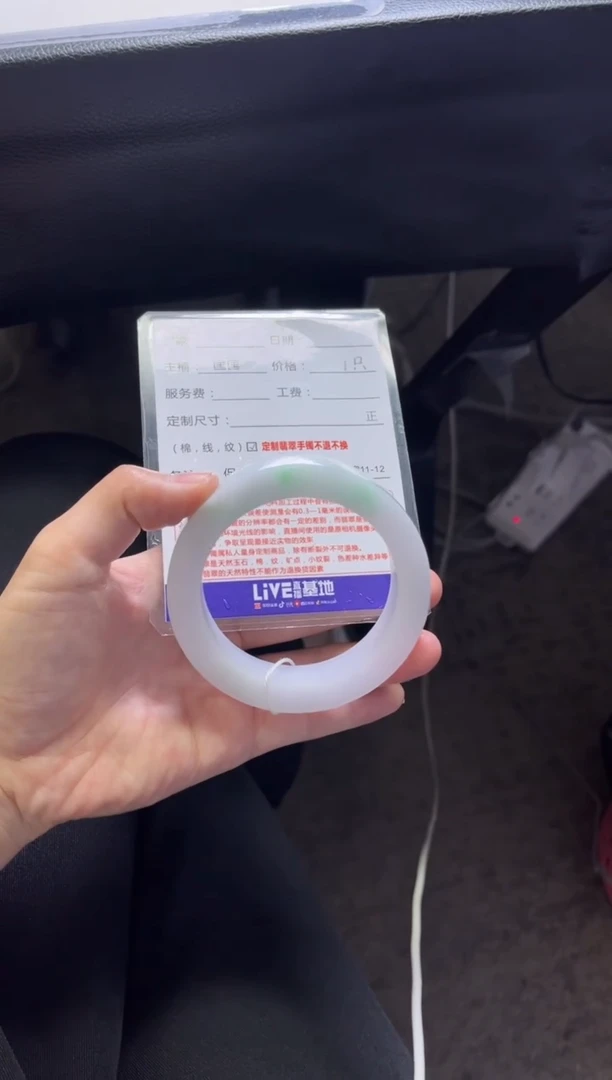 未镶嵌手镯定制翡翠挖*?定制手镯不退不换