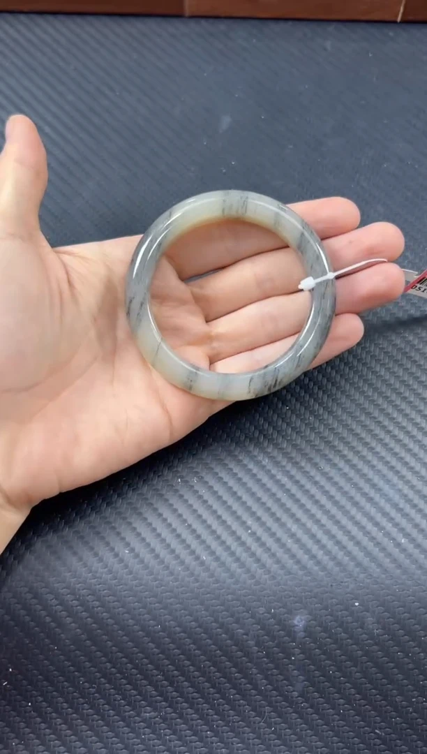 和田玉手镯未镶嵌黑山微色差53手镯sm