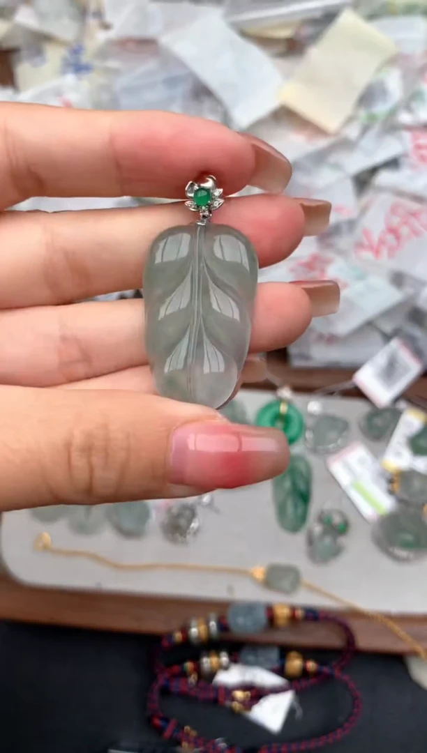 18K金镶嵌挂件翡翠1