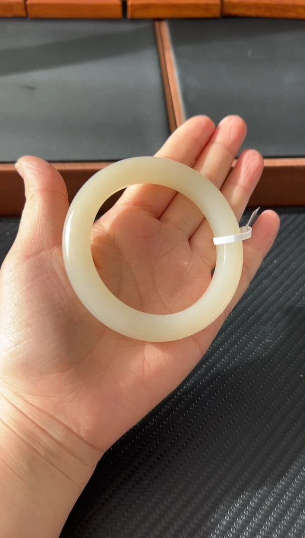 未镶嵌手镯和田玉黑山微色差57+手镯Mm