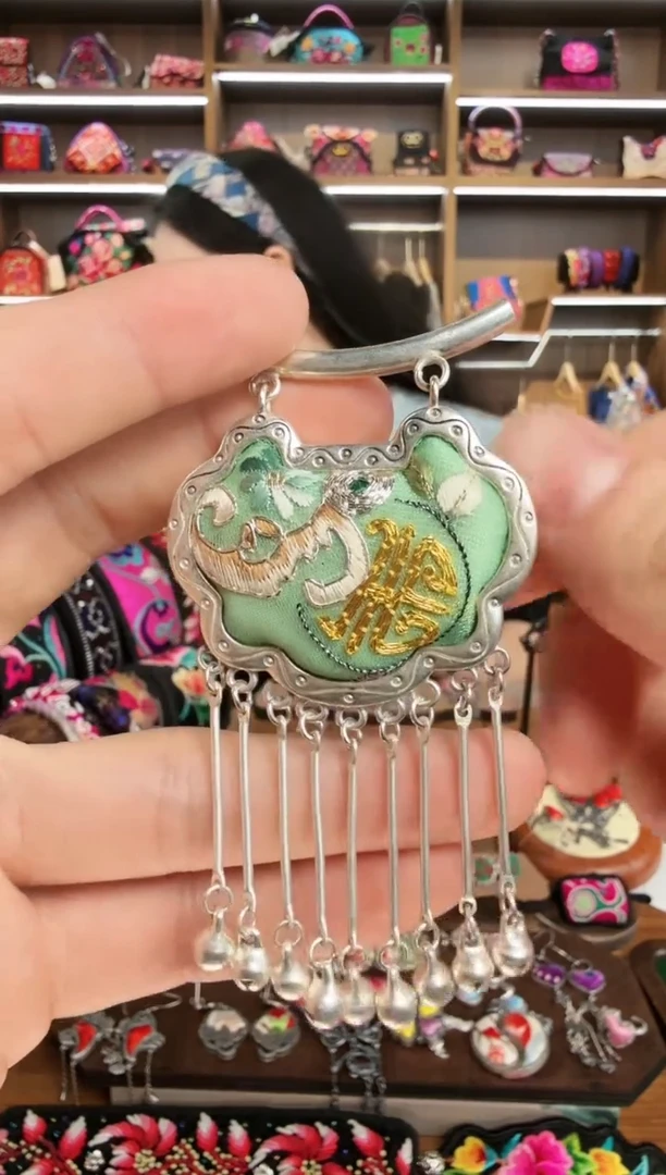 【闪购商品】织绣22蒙阿苏苗绣传承