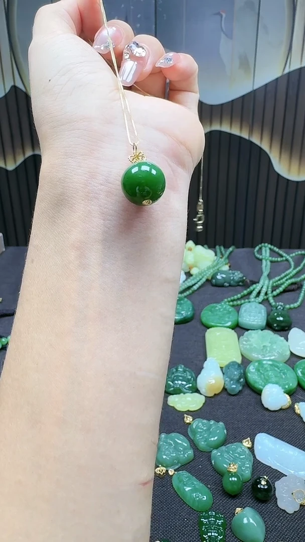 18K金镶嵌和田玉挂件1