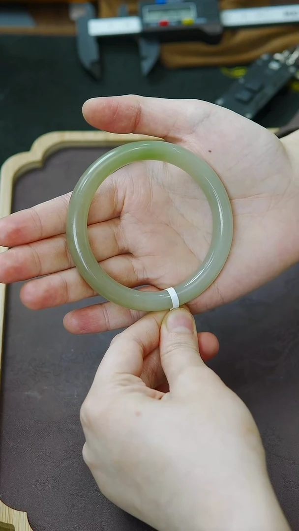 未镶嵌手镯和田玉57-58圈口冰底一口翠