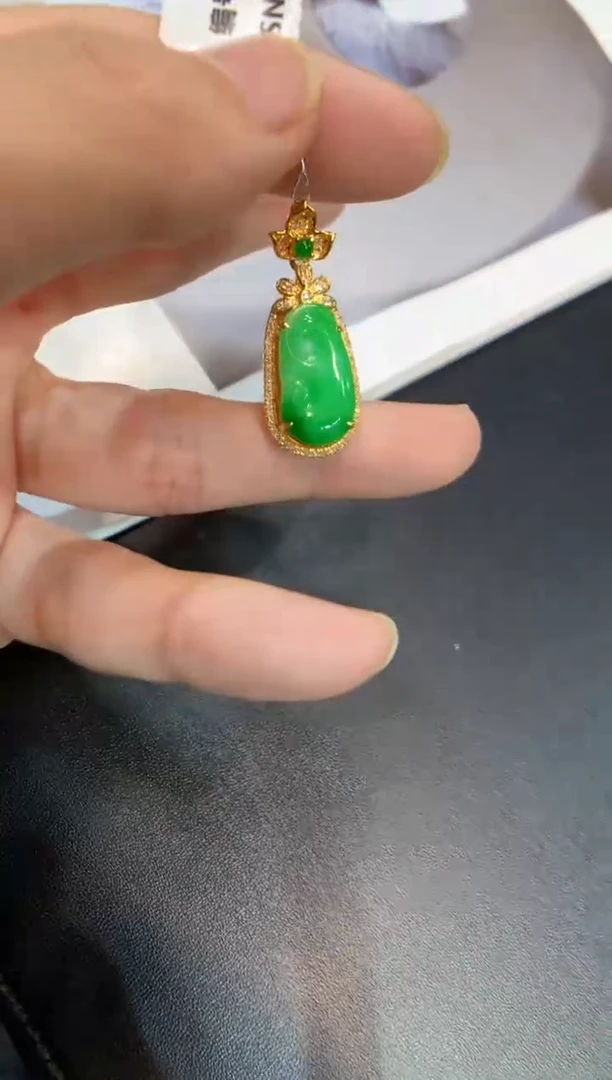 颈饰18K金镶嵌翡翠如意