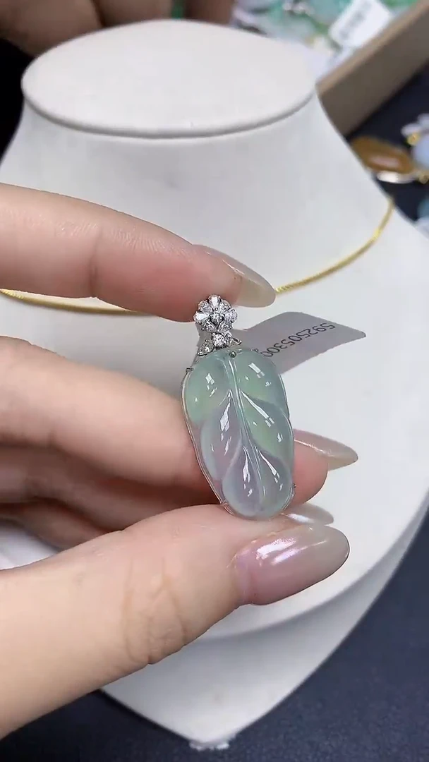 翡翠18K金镶嵌颈饰天然缅甸翡翠A货多样性发其一