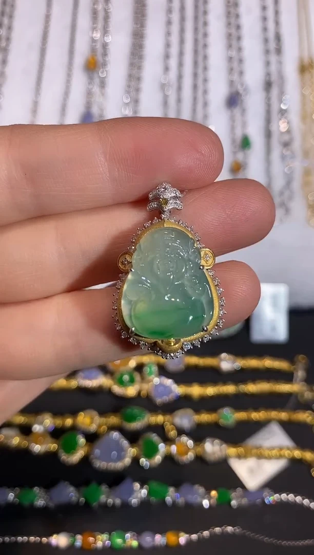 颈饰18K金镶嵌翡翠吊坠