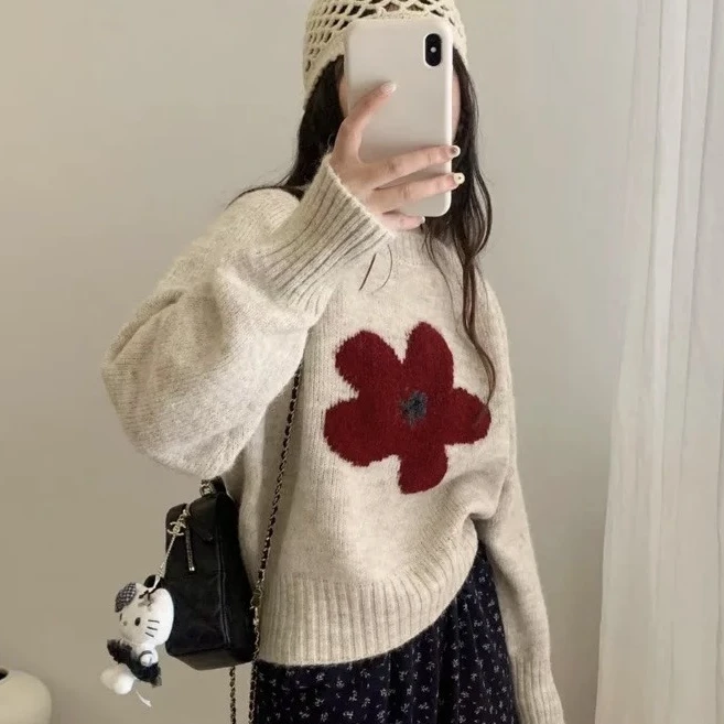 早秋洋气花朵设计感针织衫圆领长袖上衣女减龄百搭休闲毛衣潮