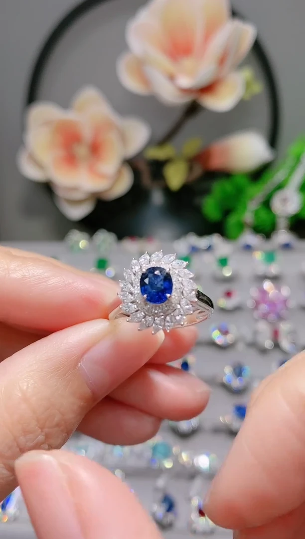 18K金戒指蓝宝石18K金镶嵌.