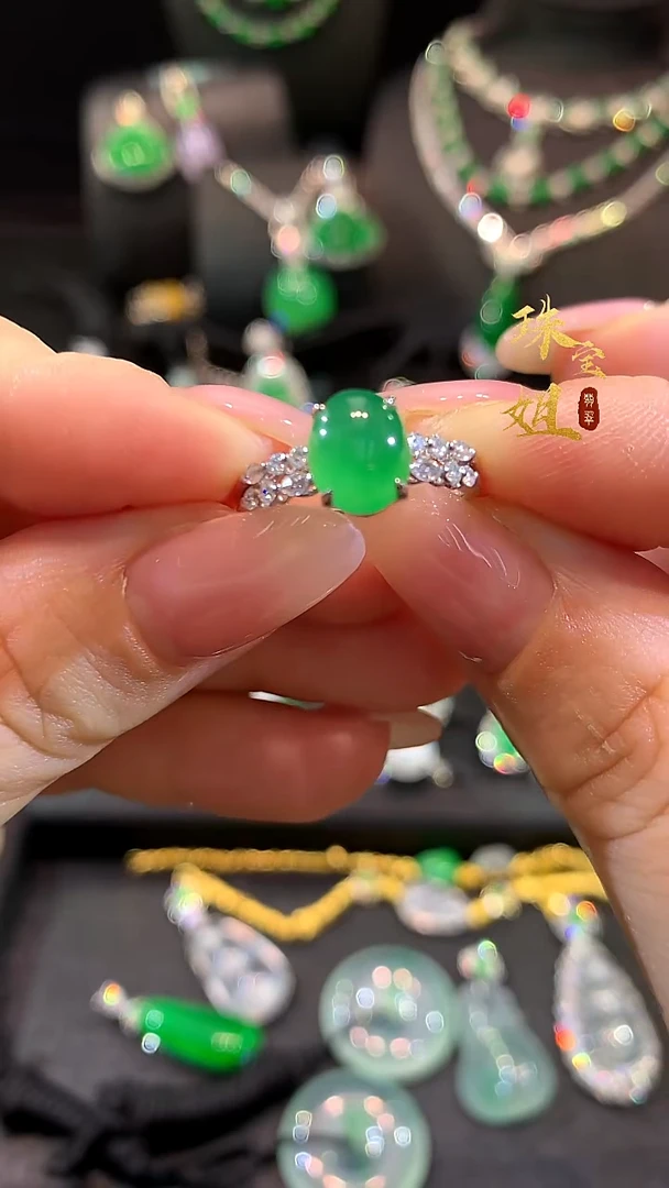 18K金镶嵌戒指翡翠戒指