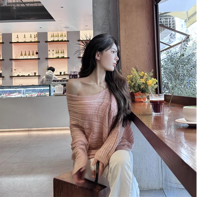 慵懒风气质粉色针织衫女设计感小众肌理感蝙蝠袖露肩长袖打底毛衣