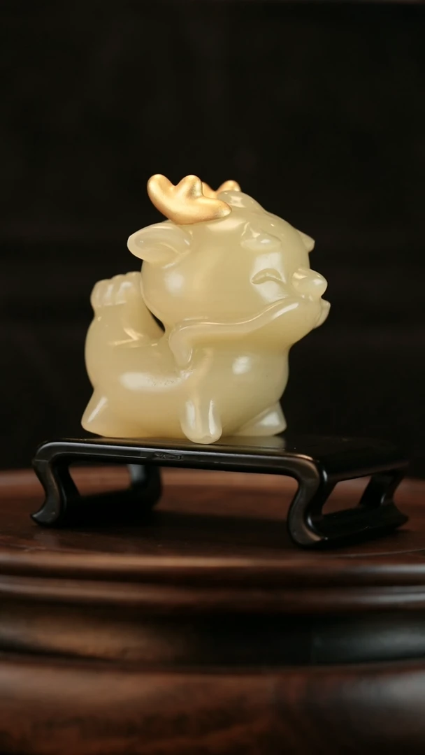 云南石竹叶青雕刻：府上有龙