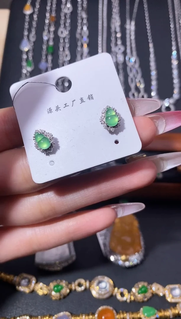 颈饰18K金镶嵌翡翠耳饰