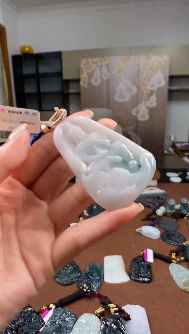 颈饰未镶嵌翡翠 多样性发其一