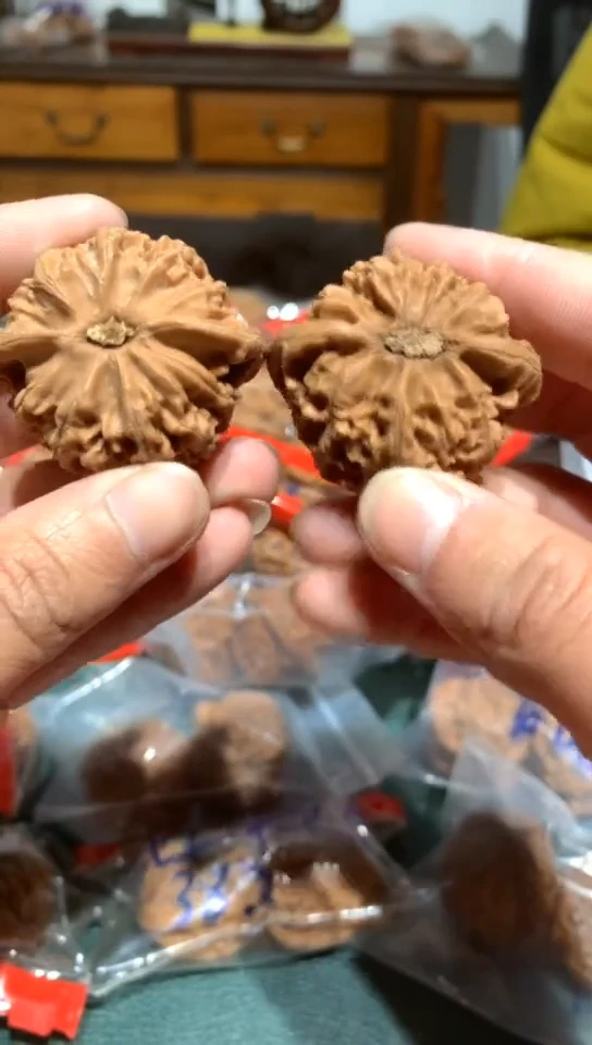 【闪购商品】文玩核桃吊坠宫灯核桃听好介绍有黄尖