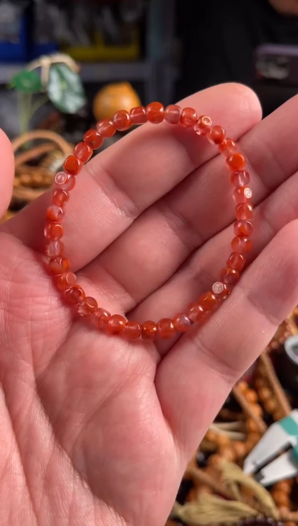 南红玛瑙.未镶嵌王胖子文玩工作室六方6*5左右女生款