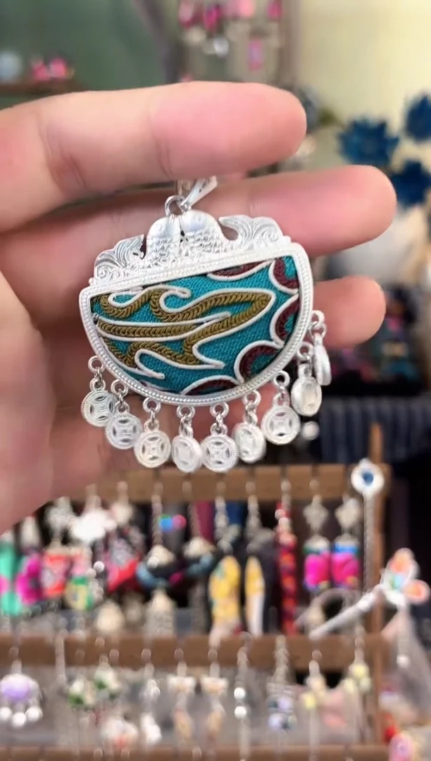 彩云南阁非遗老绣饰品535*