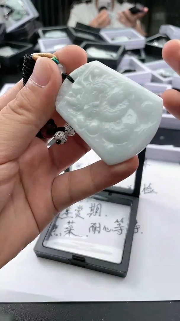 翡翠未镶嵌颈饰..../7/23/ 165