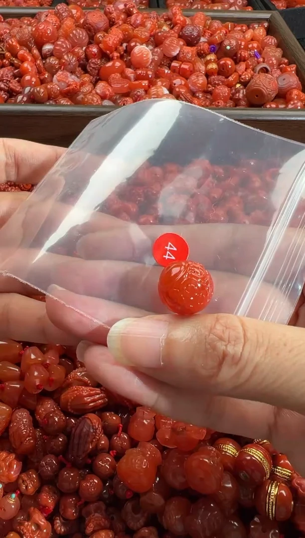 南红玛瑙未镶嵌颈饰1