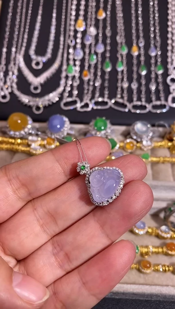 颈饰18K金镶嵌翡翠吊坠