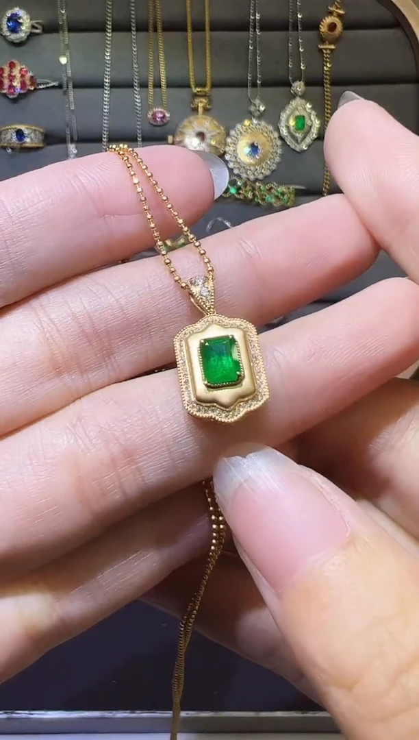 颈饰18K金镶嵌祖母绿0.69ct潘杰希尔