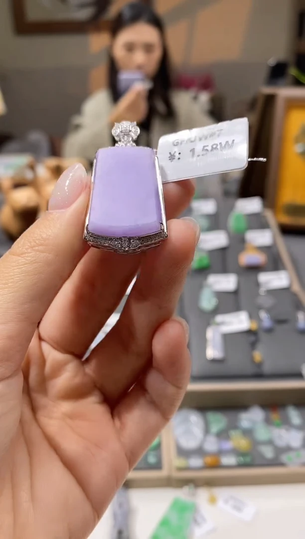 颈饰18K金镶嵌翡翠无事牌