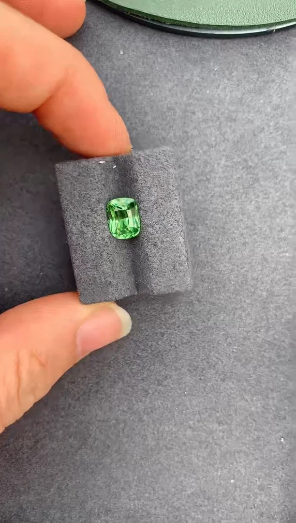 【闪购商品】石榴石（沙弗莱）裸石未镶嵌2.1ct沙弗莱
