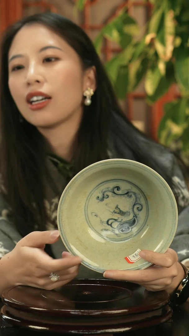 无青花龙纹哥釉小碗一只